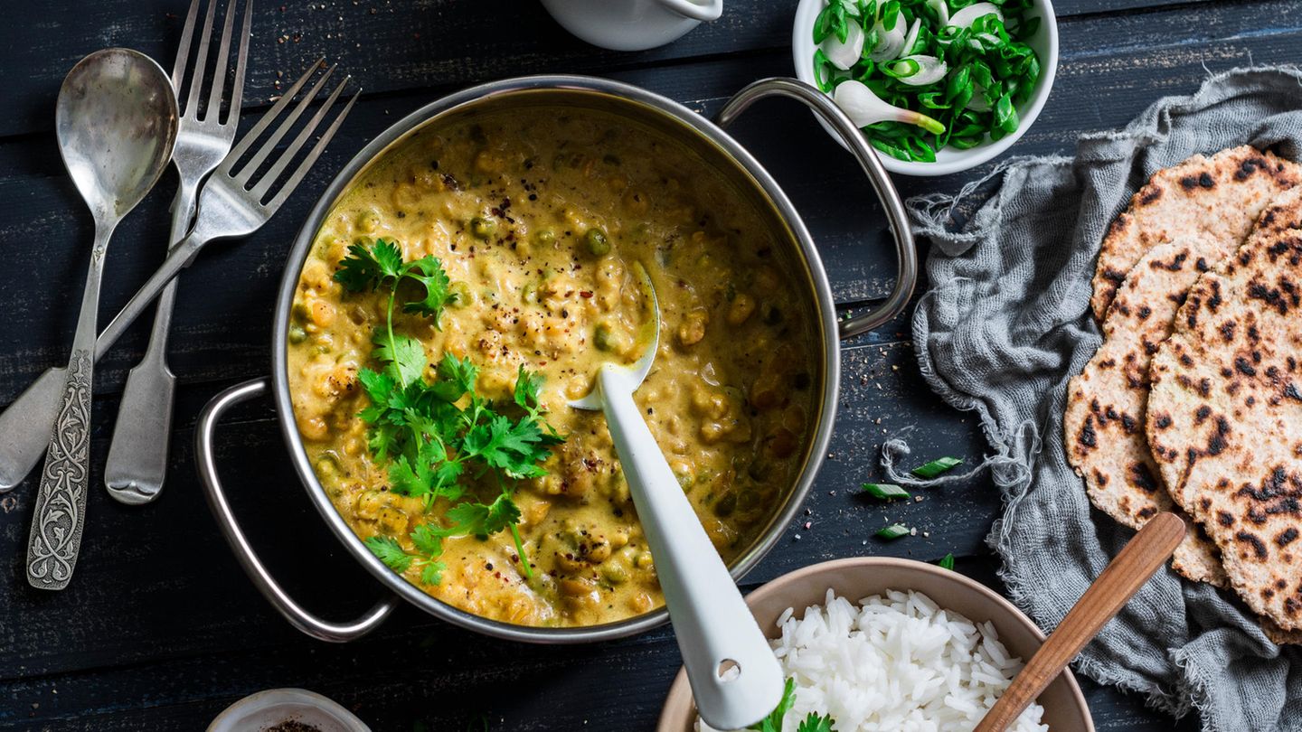 Kurkuma   Das goldgelbe Gewürze wird mit einer Fülle von gesundheitlichen Vorteilen in Verbindung gebracht und statt mi Kurkuma-Shots und Kurkuma-Lattes vor allem im Mittelpunkt der Wellness-Anhängerinnen und Anhänger. In traditionellen indischen Gerichten wird Kurkuma immer noch zu medizinischen Zwecken verwendet. Kurkuma ist eine der wichtigsten Zutaten in Chana Dals aus gelben Linsen. Es hat einen erdigen, pfeffrigen Geschmacks und ist mit seinem intensiven Aroma trotzdem mild genug, um andere Zutaten nicht zu überlagen. Kurkuma eignet sich deshalb besonders zum Verfeinern von Curries oder Saucen. Reis gibt Kurkuma eine schöne gelbe Farbe und sorgt für einen leuchtenden Farbakzent auf dem Tisch.