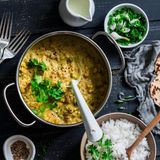 Kurkuma   Das goldgelbe Gewürze wird mit einer Fülle von gesundheitlichen Vorteilen in Verbindung gebracht und statt mi Kurkuma-Shots und Kurkuma-Lattes vor allem im Mittelpunkt der Wellness-Anhängerinnen und Anhänger. In traditionellen indischen Gerichten wird Kurkuma immer noch zu medizinischen Zwecken verwendet. Kurkuma ist eine der wichtigsten Zutaten in Chana Dals aus gelben Linsen. Es hat einen erdigen, pfeffrigen Geschmacks und ist mit seinem intensiven Aroma trotzdem mild genug, um andere Zutaten nicht zu überlagen. Kurkuma eignet sich deshalb besonders zum Verfeinern von Curries oder Saucen. Reis gibt Kurkuma eine schöne gelbe Farbe und sorgt für einen leuchtenden Farbakzent auf dem Tisch.