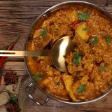 Chili  Chili gibt es frisch, getrocknet als Flocken oder als scharfe Paste zum Abschmecken. Für indische Gerichte eignet sich am besten scharfes Chilipulver oder getrocknete Chiliflocken. Zweitere sind feurig, aber sehr vielseitig, sie können sowohl in warmen als auch in kalten Gerichten verwendet werden. Anders als das Pulver, das immer mitgekocht werden muss. Chili verleiht indischen Gerichten nicht nur Schärfe, sondern vor allem Wärme, weshalb es gern eingesetzt wird. In jedem indischen Curry, ob mild oder scharf, werden Sie Chili finden.