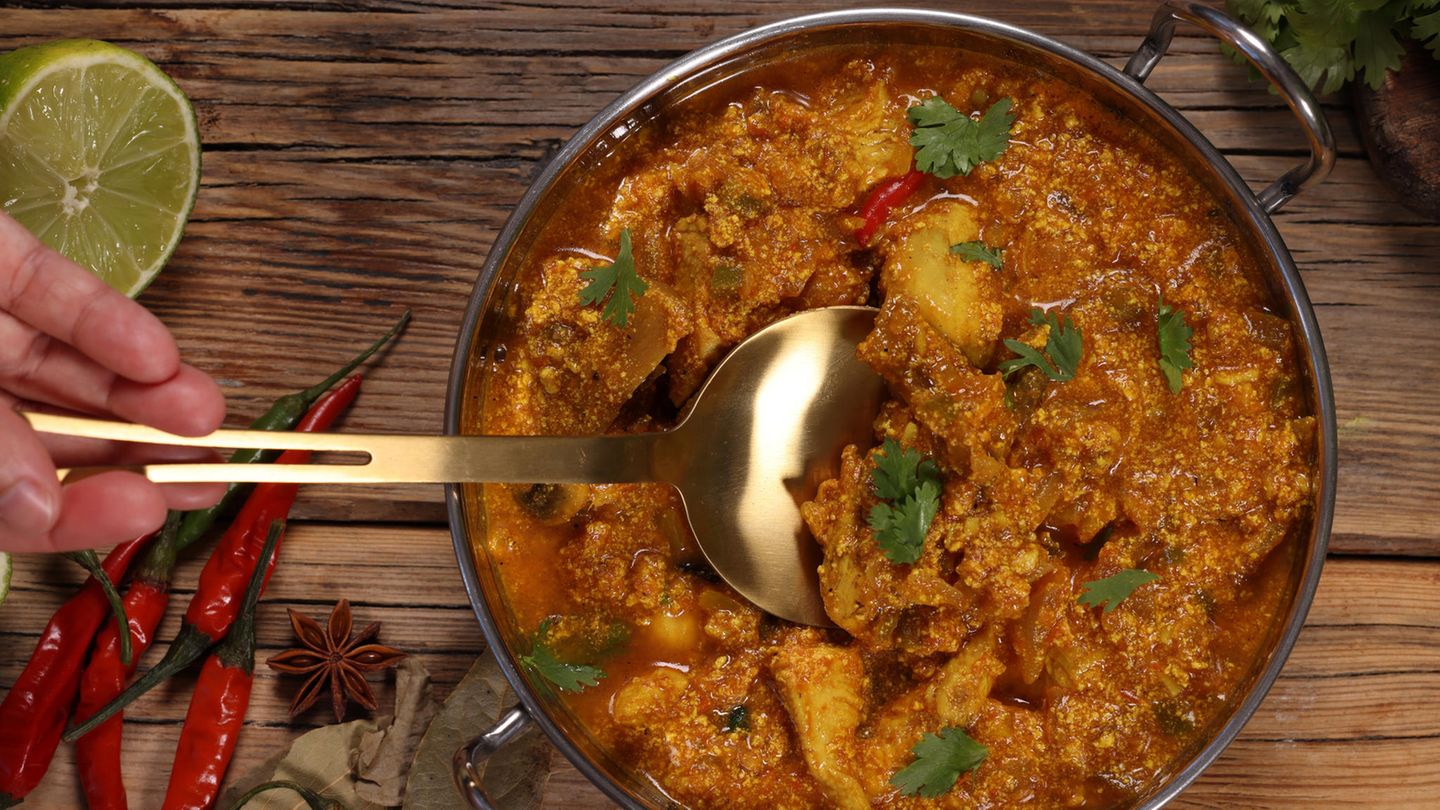 Chili  Chili gibt es frisch, getrocknet als Flocken oder als scharfe Paste zum Abschmecken. Für indische Gerichte eignet sich am besten scharfes Chilipulver oder getrocknete Chiliflocken. Zweitere sind feurig, aber sehr vielseitig, sie können sowohl in warmen als auch in kalten Gerichten verwendet werden. Anders als das Pulver, das immer mitgekocht werden muss. Chili verleiht indischen Gerichten nicht nur Schärfe, sondern vor allem Wärme, weshalb es gern eingesetzt wird. In jedem indischen Curry, ob mild oder scharf, werden Sie Chili finden.