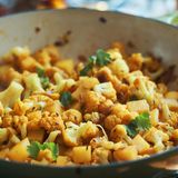 Kreuzkümmel  Wenn Kreuzkümmel in Öl oder Ghee gebraten wird, erfüllt er mit seinem betörenden Duft die ganze Wohnung. Es ist ein herzhaftes Gewürz und gehört nicht nur in der indischen Küche zur Grundausstattung. Kreuzkümmel gibt es als Samen oder gemahlen als Pulver. Die gerösteten Samen sind geschmacklich kräftiger und entwickeln eine leichte Süße. Sie halten ihr Aroma länger als das Pulver, und es ist einfach, sie selbst zu mahlen. Entweder mit einem Stößel und Mörser oder mit einer Gewürzmühle. Kreuzkümmel verleiht Gerichten und auch Gemüse wie Kartoffeln (Aloo) oder Blumenkohl (Gobi) eine gewisse Erdigkeit. Kreuzkümmel sollte immer in geringen Mengen verwendet werden, sonst droht, dass er zu penetrant wird.