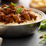 Garam Masala  Übersetzt heißt Garam Masala "heißes Gewürz" und meint damit die Wirkung, die die Gewürzmischung auslösen soll. Nach der ayurvedischen Heilkunde sollen die enthaltenen Gewürze den Körper erhitzen. Dazu zählen unter anderem schwarzer Kardamom, Zimt, Gewürznelken, schwarzer Pfeffer und Kreuzkümmel. Nahezu jede Familie in Indien hat ein eigenes Rezept. Die modernen Mischungen können auch Fenchel oder grünen Kardamom enthalten, die sollen der Lehre nach eine kühlende Wirkung haben.Das Gewürz ist äußerst vielseitig und passt zu allen möglichen Gerichten, von Curry über Pilau und Dal bis hin zu Pakoras. Während die meisten der erwähnten Gewürze bereits zu Beginn der Rezepte verwendet werden, eignet sich Garam Masala auch hervorragend zum Verfeinern und Garnieren der indischen Küche.