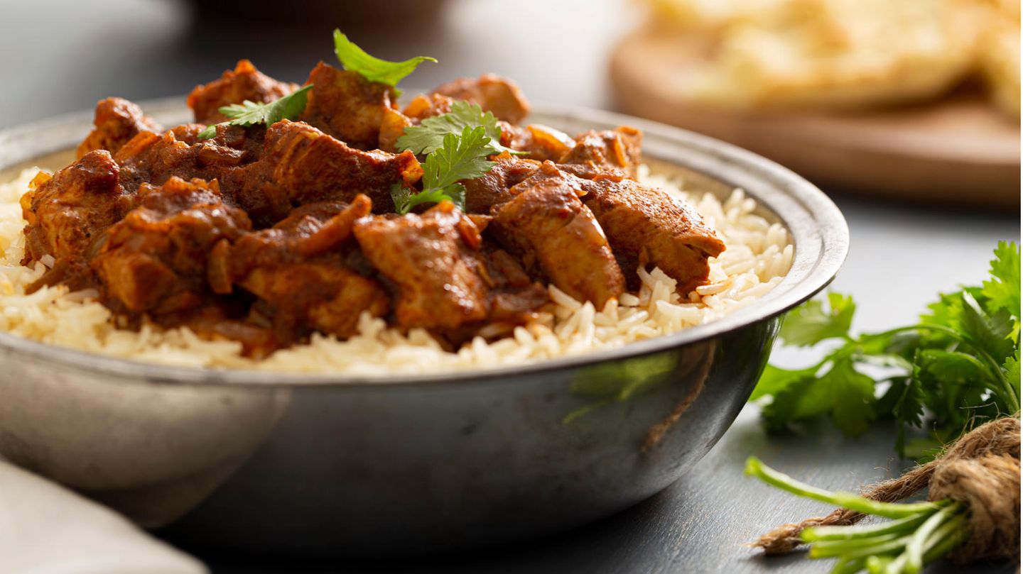 Garam Masala  Übersetzt heißt Garam Masala "heißes Gewürz" und meint damit die Wirkung, die die Gewürzmischung auslösen soll. Nach der ayurvedischen Heilkunde sollen die enthaltenen Gewürze den Körper erhitzen. Dazu zählen unter anderem schwarzer Kardamom, Zimt, Gewürznelken, schwarzer Pfeffer und Kreuzkümmel. Nahezu jede Familie in Indien hat ein eigenes Rezept. Die modernen Mischungen können auch Fenchel oder grünen Kardamom enthalten, die sollen der Lehre nach eine kühlende Wirkung haben.Das Gewürz ist äußerst vielseitig und passt zu allen möglichen Gerichten, von Curry über Pilau und Dal bis hin zu Pakoras. Während die meisten der erwähnten Gewürze bereits zu Beginn der Rezepte verwendet werden, eignet sich Garam Masala auch hervorragend zum Verfeinern und Garnieren der indischen Küche.