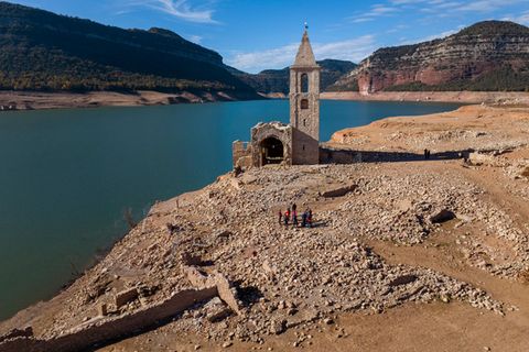 Eine Kirche und die Überreste eines alten Dorfes, die normalerweise vom Wasser bedeckt sind