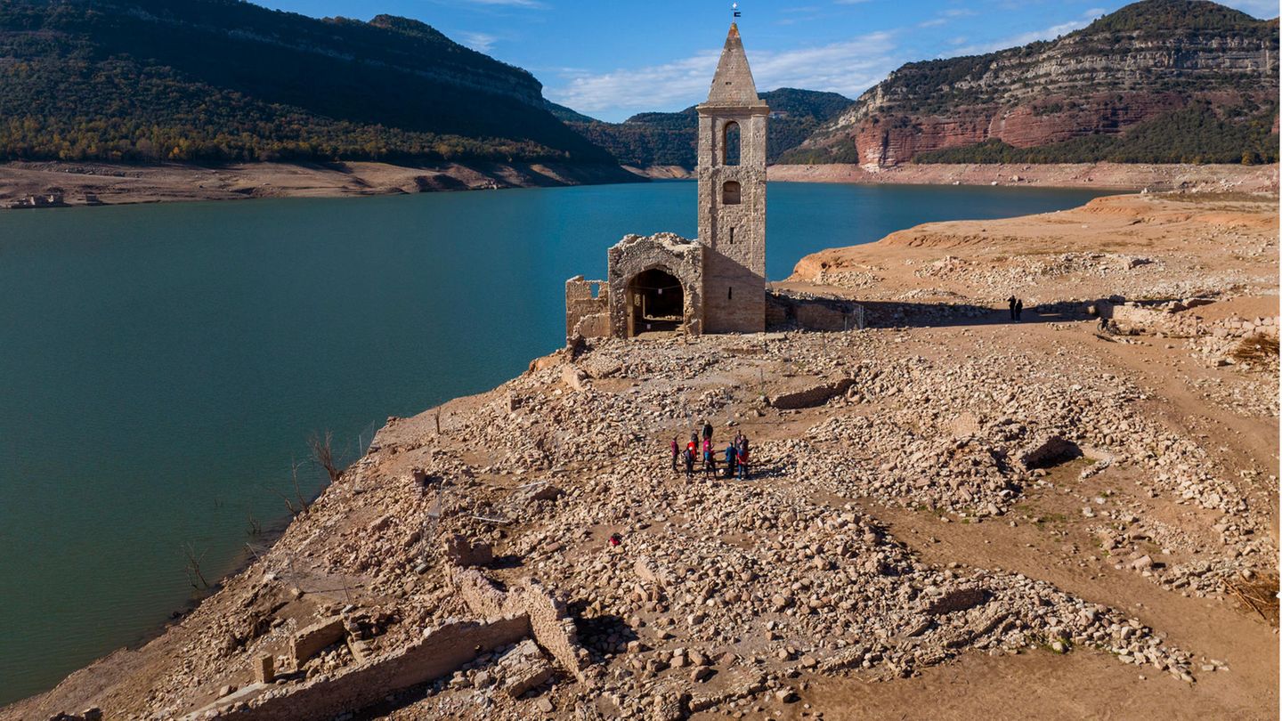 Eine Kirche und die Überreste eines alten Dorfes, die normalerweise vom Wasser bedeckt sind
