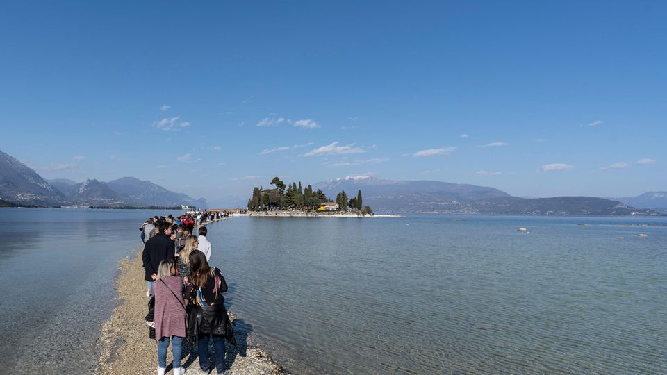 Menschen spazieren durch den Gardasee