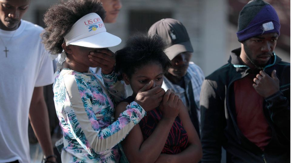 In Haitis Hauptstadt Port-au-Prince kamen Menschen zusammen und betrachteten  die verkohlten Leichen