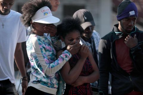 In Haitis Hauptstadt Port-au-Prince kamen Menschen zusammen und betrachteten  die verkohlten Leichen
