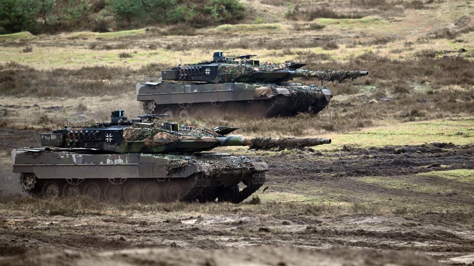 Krieg In Der Ukraine Deutschland Schickt Zehn Leopard Panzer In Die 