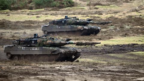 Zwei Leopard 2A6 des Panzerbataillon 203 der Bundeswehr fahren über den Truppenübungsplatz Senne