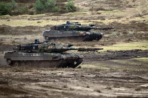 Zwei Leopard 2A6 des Panzerbataillon 203 der Bundeswehr fahren über den Truppenübungsplatz Senne