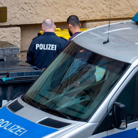 Der 26-jährige Tatverdächtigen auf dem Weg zum Haftrichter.
