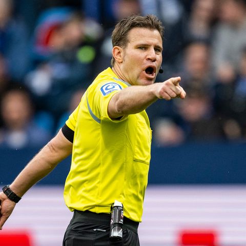 Schiedsrichter Dr. Felix Brych zeigt einen Foulelfmeter an zeigt beim Spiel VfL Bochum - VfL Wolfsburg im Vonovia Ruhrstadion einen Foulelfmeter an