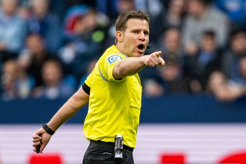 Schiedsrichter Dr. Felix Brych zeigt einen Foulelfmeter an zeigt beim Spiel VfL Bochum - VfL Wolfsburg im Vonovia Ruhrstadion einen Foulelfmeter an