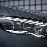 Die Scheinwerfer sind typischerweise in Augenbraue-Form gestaltet. Sie sollen ein unverwechselbares Tag- und Nachtdesign bieten. 