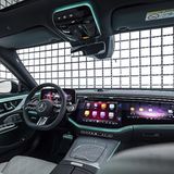 Die Instrumententafel ist mit einer großen Glasfläche versehen. Dazu steht der Beifahrerin oder dem Beifahrer optional ein separates Display zur Nutzung zur Verfügung.