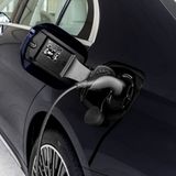 Die Hälfte der Modelle sollen als Plug-In-Hybride erscheinen. Dank einer neuen Batterie konnte Mercedes die Leistung des Elektromotors nach eigenen Angaben von 15 auf 17 kW erhöhen.