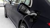 Die Hälfte der Modelle sollen als Plug-In-Hybride erscheinen. Dank einer neuen Batterie konnte Mercedes die Leistung des Elektromotors nach eigenen Angaben von 15 auf 17 kW erhöhen.