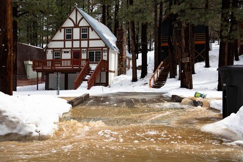 Big Bear City in Kalifornien: Wasser fließt durch Teile des Ortes