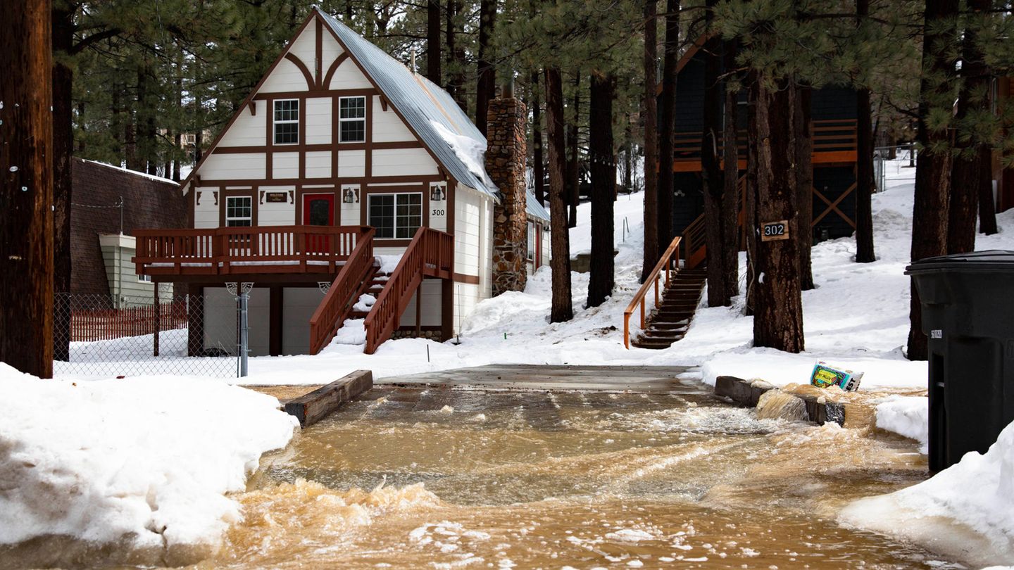 Big Bear City in Kalifornien: Wasser fließt durch Teile des Ortes
