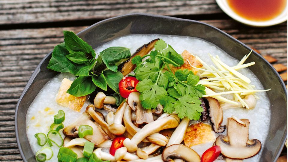 Reissuppe mit knusprigem Tofu, Pilzen und Ingwer