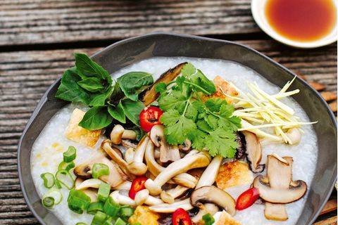 Reissuppe mit knusprigem Tofu, Pilzen und Ingwer