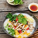 Reissuppe mit knusprigem Tofu, Pilzen und Ingwer