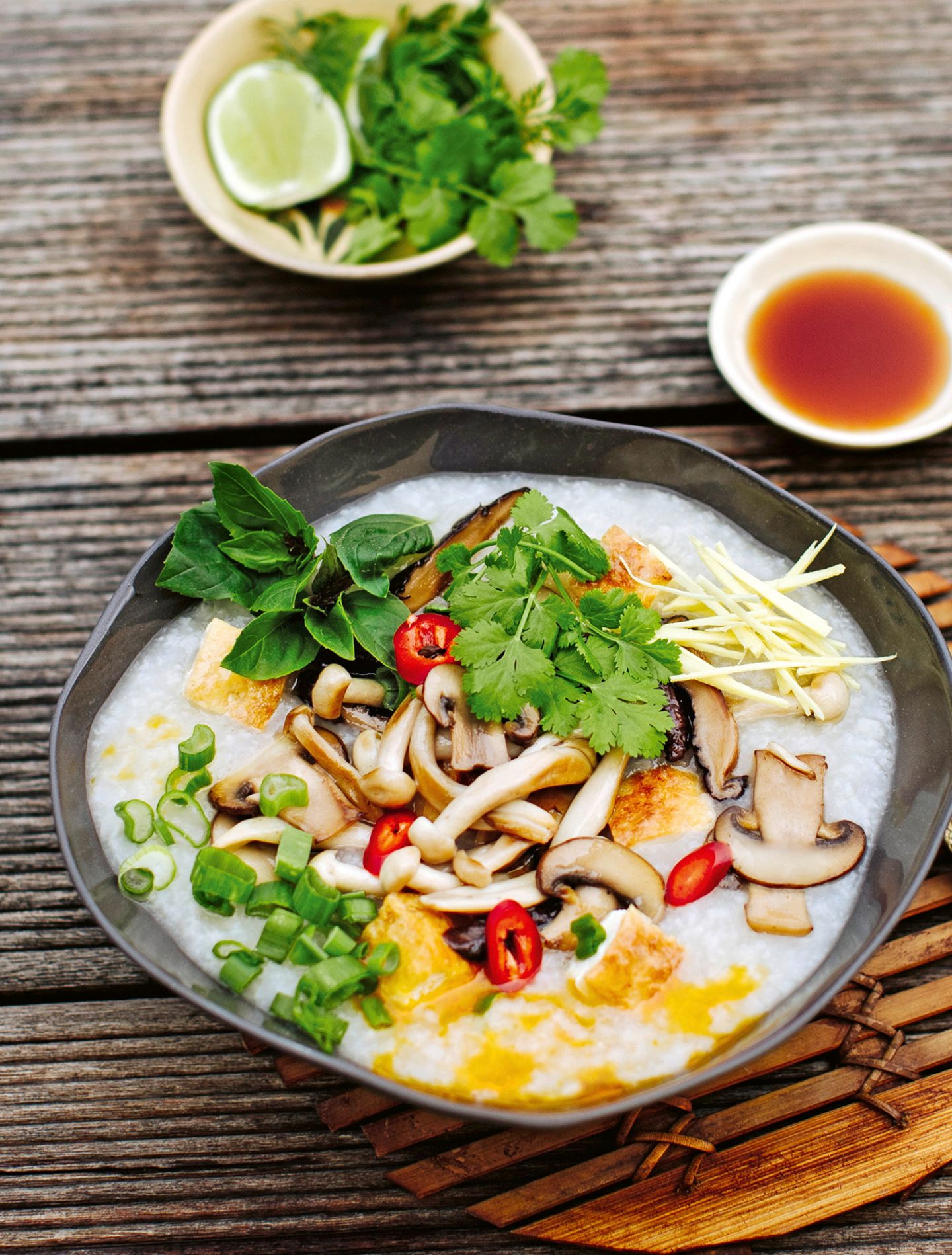 Reissuppe mit knusprigem Tofu, Pilzen und Ingwer