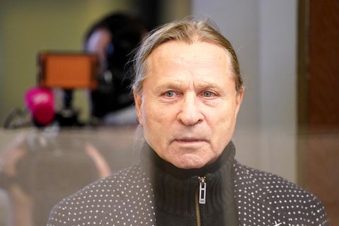 Der "schöne Klaus", aka Klaus Barkowsky, hinter einer Glasscheibe