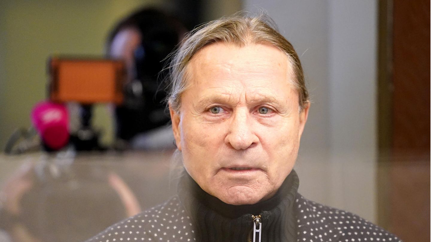 Der "schöne Klaus", aka Klaus Barkowsky, hinter einer Glasscheibe