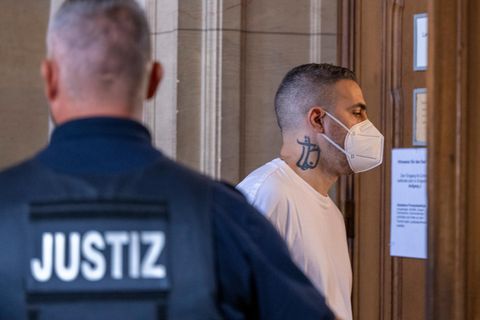 Anis Ferchichi, auch bekannt als Bushido, im Sommer 2022 auf dem Weg in den Gerichtssaal. Der Prozess gegen Arafat Abou-Chaker läuft seit August 2020, inzwischen gab es 95 Verhandlungstage.