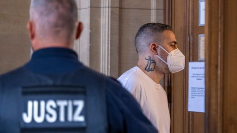 Anis Ferchichi, auch bekannt als Bushido, im Sommer 2022 auf dem Weg in den Gerichtssaal. Der Prozess gegen Arafat Abou-Chaker läuft seit August 2020, inzwischen gab es 95 Verhandlungstage.