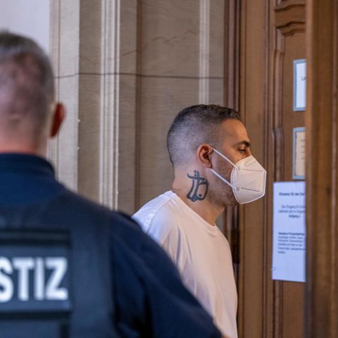 Anis Ferchichi, auch bekannt als Bushido, im Sommer 2022 auf dem Weg in den Gerichtssaal. Der Prozess gegen Arafat Abou-Chaker läuft seit August 2020, inzwischen gab es 95 Verhandlungstage.