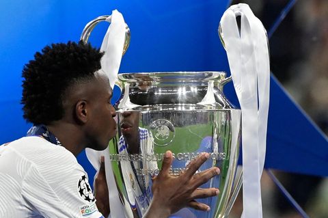 Vinicius Junior küsst nach dem Champions-League-Sieg den Henkelpott