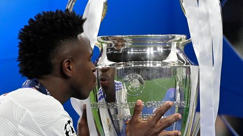 Vinicius Junior küsst nach dem Champions-League-Sieg den Henkelpott