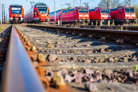 Personenzüge der Deutschen Bahn stehen auf Abstellgleisen am Hauptbahnhof – neuer Bahnstreik droht