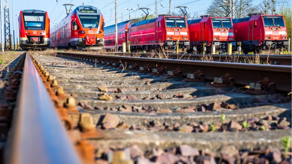 Personenzüge der Deutschen Bahn stehen auf Abstellgleisen am Hauptbahnhof – neuer Bahnstreik droht