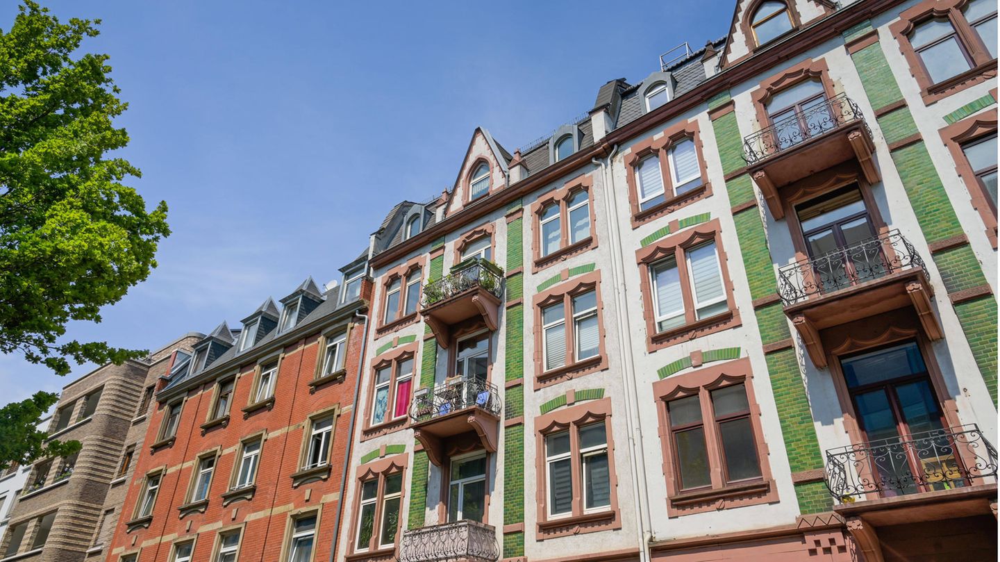 Eine Häuserfassade im Frankfurter Westend – Klage wegen Mietminderung