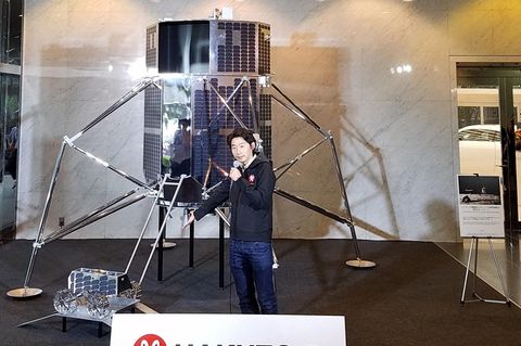 Ispace-Gründer Takeshi Hakamada mit Mondsonde "Hakuto-R"