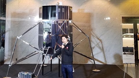 Ispace-Gründer Takeshi Hakamada mit Mondsonde "Hakuto-R"