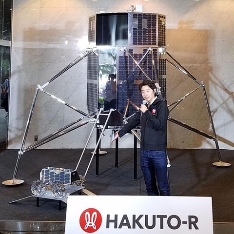 Ispace-Gründer Takeshi Hakamada mit Mondsonde "Hakuto-R"