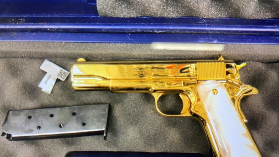 Die Goldene Waffe wurde am Flughafen Sydney in einem Koffer entdeckt