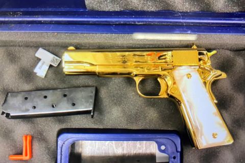 Die Goldene Waffe wurde am Flughafen Sydney in einem Koffer entdeckt