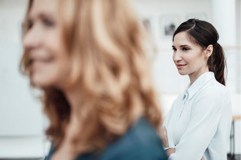 Zwei Frauen stehen hintereinander