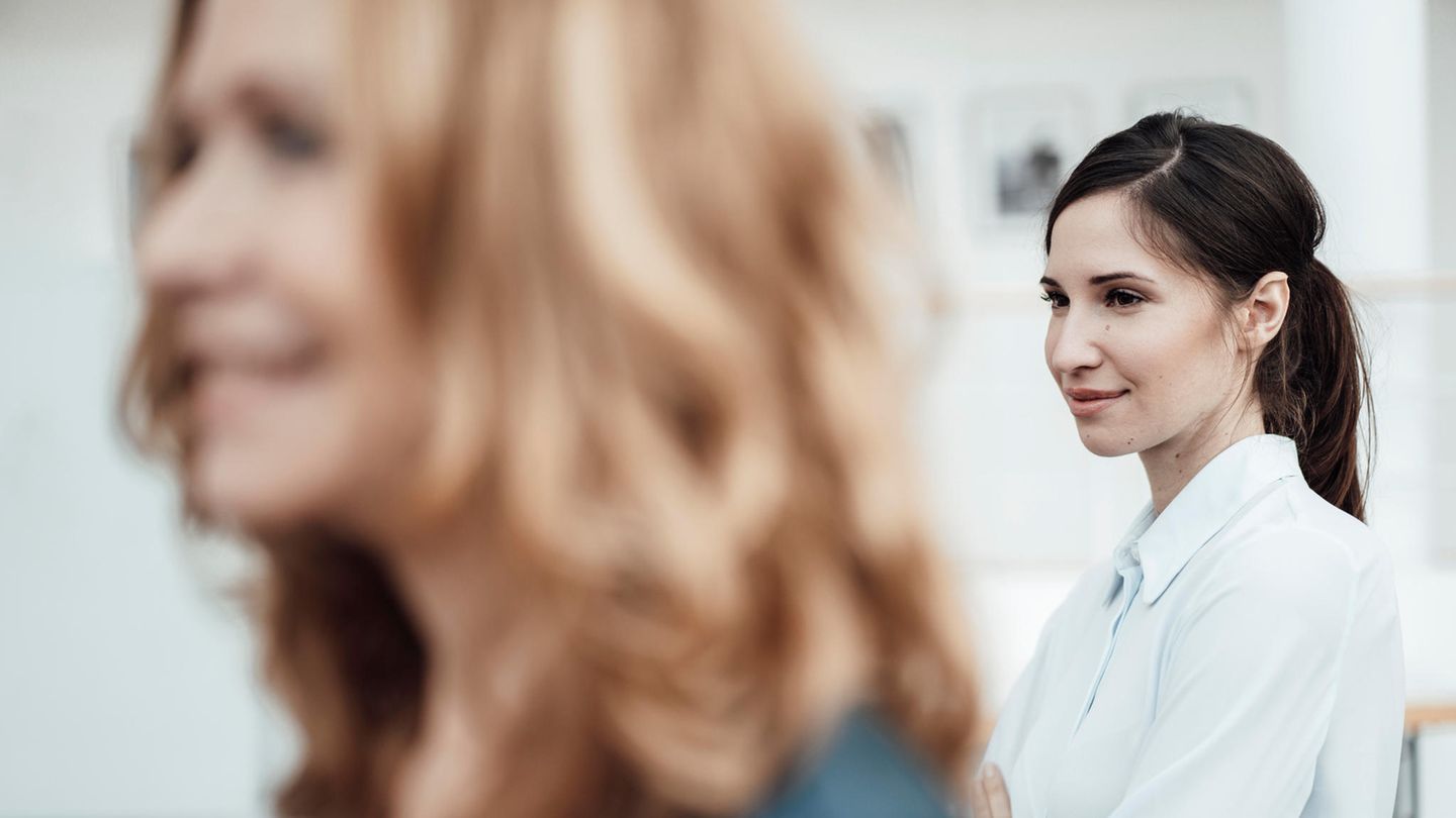 Job Karriere Zwei Frauen stehen hintereinander