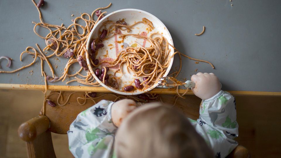 Kind isst Spaghetti