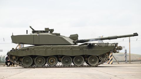 Verschießt auch panzerbrechende Munition mit abgereichertem Uran: britischer Kampfpanzer vom Typ Challenger 2