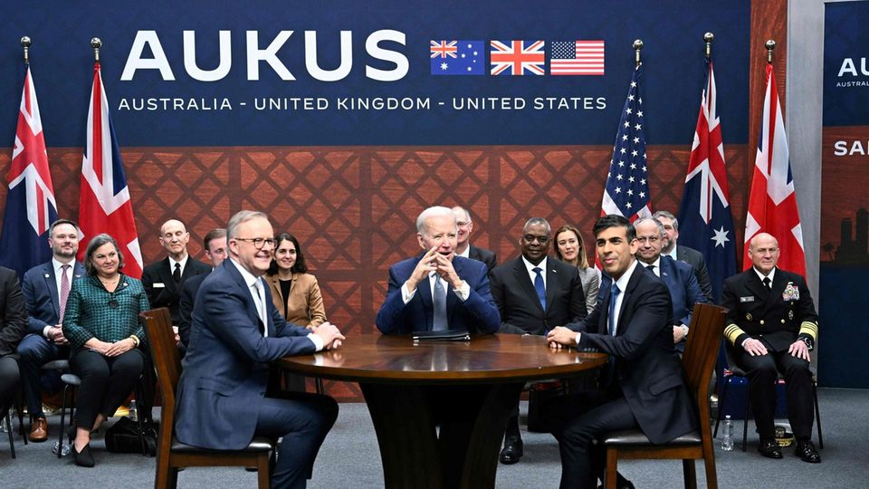 US-Präsident Joe Biden (M) an einem Tisch mit dem britischen Premier Rishi Sunak und Australiens Premier Anthony Albanese US-Präsident Joe Biden (M) an einem Tisch mit dem britischen Premier Rishi Sunak und Australiens Premier Anthony Albanese