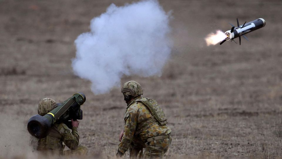Soldaten der Armee von Australien beim Abschuss einer Javelin-Panzerabwehrrakete während einer Übung