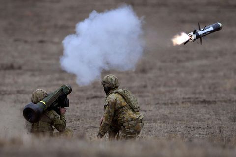 Soldaten der Armee von Australien beim Abschuss einer Javelin-Panzerabwehrrakete während einer Übung